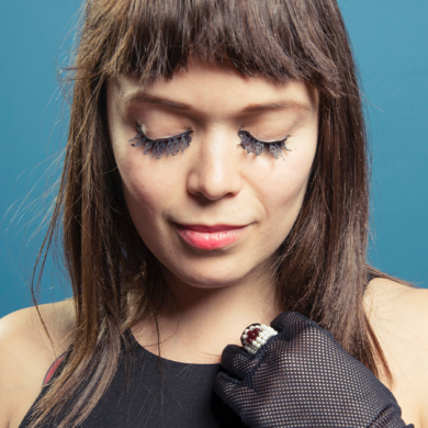femme aux cheveux long châtains, les yeux fermés regard vers le bas